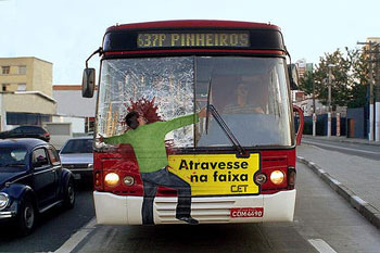 В Сан Пауло (Бразилия) запущена необычная социальная кампания, которая с юмором рассказывает о важности дорожных переходов. Источник: Adme.ru