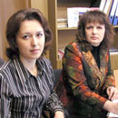 На снимке: библиотекарь ПЦПИ Оксана Владимировна Разуева и заведующая центром Валентина Иосифовна Лось.