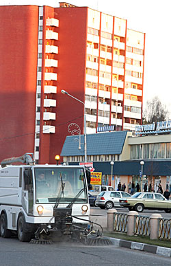 Подметально-вакуумная машина "City Cat-5000" работает на улицах Новополоцка в две смены и заменяет 23 уборщика. Фото Игоря Супроненка.