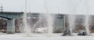 Подрыв льда в районе моста в г.Новополоцке. Фото: Н.Якубяк, Новополоцкая ГОЧС.