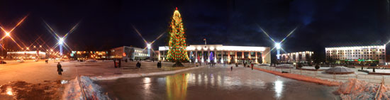 Впервые в Новополоцке залит каток на площади Строителей. Фото Игоря Супроненка.