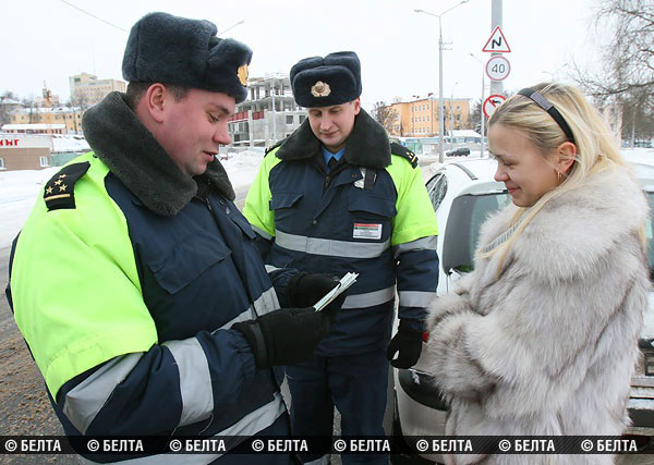 На снимке: инспектора батальона ДПС ГАИ УВД Витебского облисполкома Игорь Лопатин и Владислав Белобжецкий беседуют с женщинами-водителями.